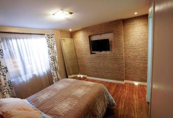 Apartamento con jacuzzi y Parqueadero has rooms with a private hot tub