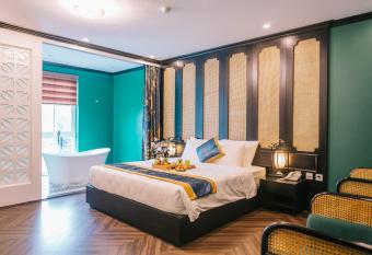 Alee HaLong Hotel has rooms with a private hot tub