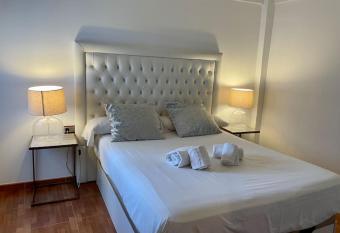 El Rinc  n de la Mezquita 1 has rooms with a private hot tub