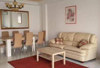 Casa Unifamiliar en Tomares allows 18 year olds to book a room