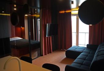 Salt Island Apartments has rooms with a private hot tub