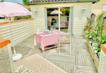 Cottage Blagnac allows 18 year olds to book a room