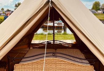 Bell Tent aan de haven has Balcony rooms