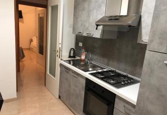 Manarola apartament has rooms with a private hot tub