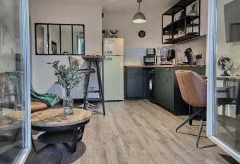 L Atelier St James - Appt avec chambre climatis  e, parking priv   et piscine has Balcony rooms