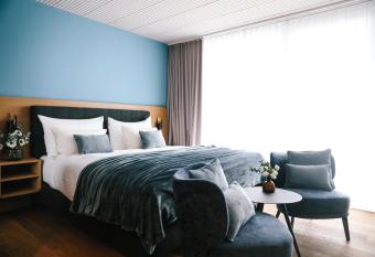 AMANTE allows 18 year olds to book a room