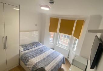 THE ROYAL BOUTIQUE BELLS LODGE BY LONDON HEATHROW WITH 6 ENSUITE DOUBLE ROOMS & KITCHEN 3 MINUTEs WALK TO WEST DRAYTON STATION ELIZABETH LINE allows 18 year olds to book a room