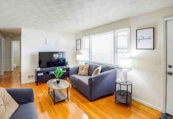 {Hot Tub in Ranch} Mins to Airport/UofR/Strng/Dwtn has rooms with a private hot tub