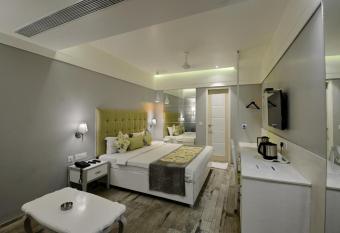 Hotel Emerald allows 18 year olds to book a room