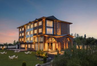 WelcomHeritage Grand, Srinagar allows 18 year olds to book a room