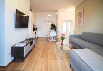 Atmosfere Terrace View Apartment has rooms with a private hot tub