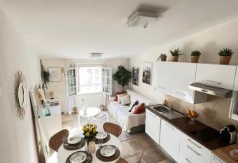 Apartment Charming in old Antibes allows 18 year olds to book a room