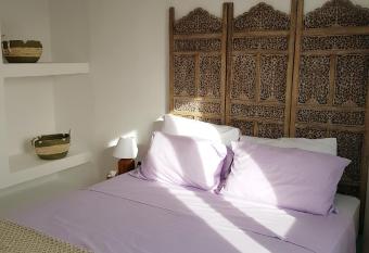 Secret Garden - Apartment with jacuzzi has rooms with a private hot tub