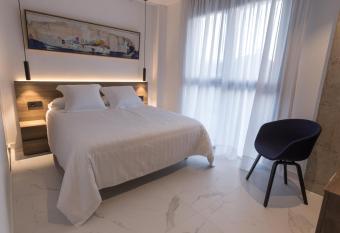 R  OS SUITES Tudela allows 18 year olds to book a room