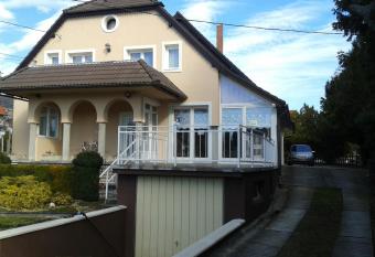 R  zsa Panzi   allows 18 year olds to book a room