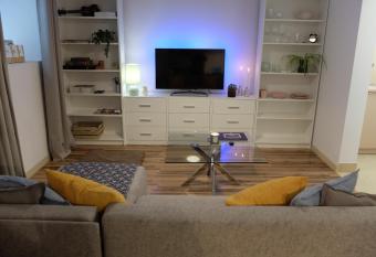 Nowoczesne lokum w Centrum + Gratis allows 18 year olds to book a room