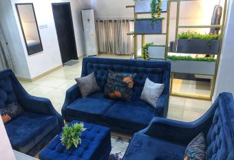 Penthouse Studio Unit - Kitchen, Walk-in-Closet, Netflix, WI-FI, Bath tub 1 allows 18 year olds to book a room