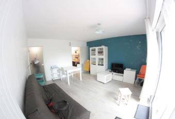 AGREABLE APPARTEMENT, PROCHE DE LA PLAGE has Balcony rooms