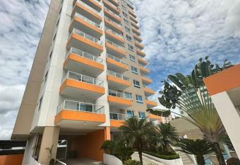 Departamento Zona Residencial Tonsupa has rooms with a private hot tub