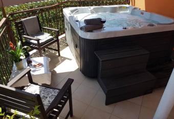 Mediterranean ocean view 4star appartment in Villa has rooms with a private hot tub