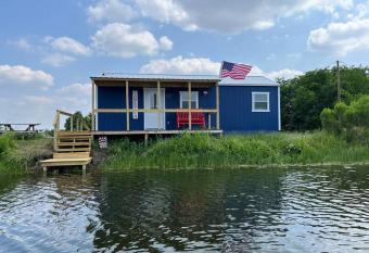 Eagle Lodge-Lakefront Fishing has Balcony rooms