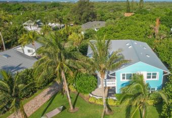 Fort Pierce Coastal Escape 2bd,2ba - Walk To Ocean allows 18 year olds to book a room