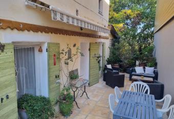 G  te Maison proven  ale entre Aix et Marseille has Balcony rooms