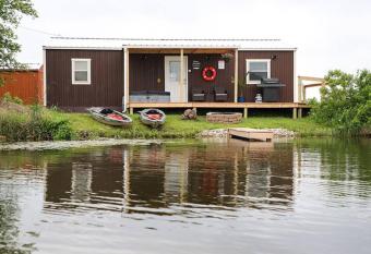 Private Hot tub-Lakefront-Deer Lodge has rooms with a private hot tub