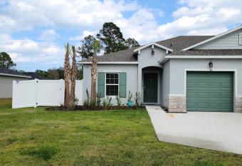 A New 3bed Minutes From Beaches & attractions has Balcony rooms