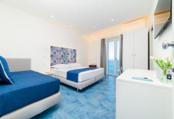 Eden sul Mare has Balcony rooms