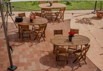 Borgo Sant Anna has rooms with a private hot tub