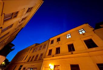   eho    v d  m allows 18 year olds to book a room