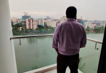 3BHK Vacation rentals Gulshan, Dhaka has rooms with a private hot tub