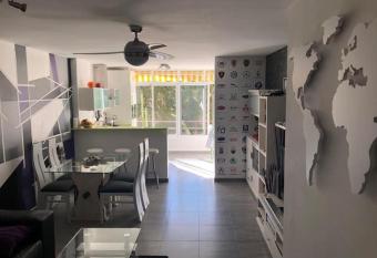 Amplio, moderno apartamento 3 habitaciones allows 18 year olds to book a room