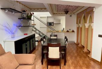 El Rinc  n de la Mezquita 3 has rooms with a private hot tub