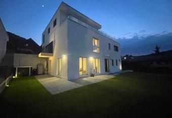 V.I.P Appartement allows 18 year olds to book a room