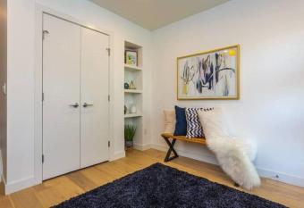 Comfort And Cozy Vacation Home has Balcony rooms