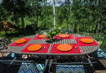 Cozy 2BR with Great Views Near Trails has Balcony rooms