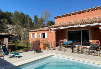 Spacieuse villa avec piscine - 9 couchages has Balcony rooms