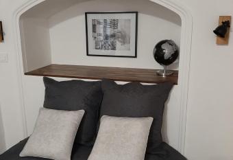 Le studio de la Clart   allows 18 year olds to book a room