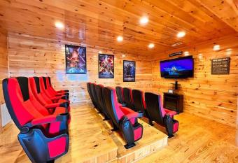 * *Luxury 4 Bdrms, Views, Theater, Arcade, Firepit has rooms with a private hot tub