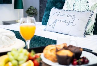 TD Stourb Dudley - Luxurious 3 Bedroom House - Sleeps 7 - DY1 - Long Stay for Contractors & Families allows 18 year olds to book a room