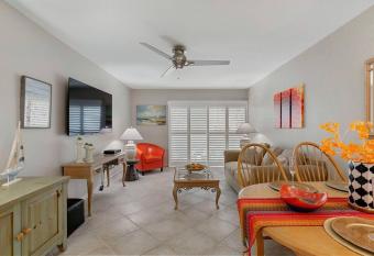 Stylish Treasure Island apt on waterways. allows 18 year olds to book a room