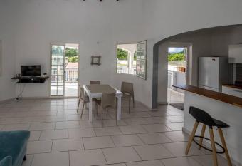 T3 cosy aux Abymes has Balcony rooms