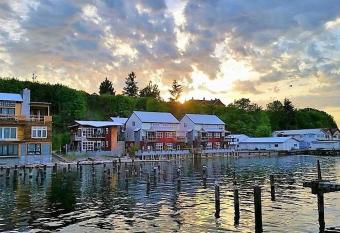 BOATYARRD Inn # 9 has Balcony rooms