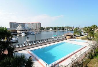 Magnuson Hotel & Marina New Port Richey has rooms with a private hot tub