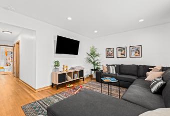 Comfy Family-Friendly Getaway less than 15 mins to Downtown allows 18 year olds to book a room