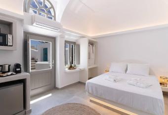 AnnaFani Villa has rooms with a private hot tub