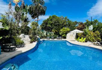 El Clan Hostel allows 18 year olds to book a room