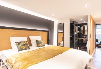 La villa MaRisKa et son SPA has rooms with a private hot tub